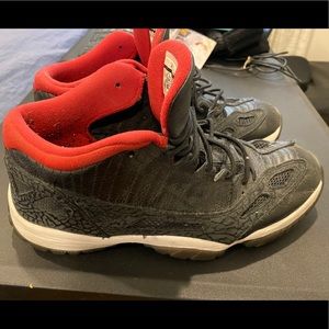 AIR JORDAN 11 RETRO LOW IE 'BLACK CHARCOAL RED'